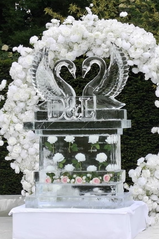 zwanen met bloemen
