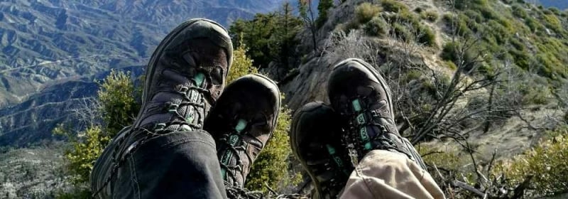 2 paar wandelschoenen op rand van berg