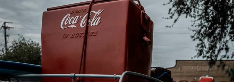 Coca Cola koelbox op auto