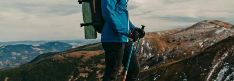 persoon met wandelstokken in bergen