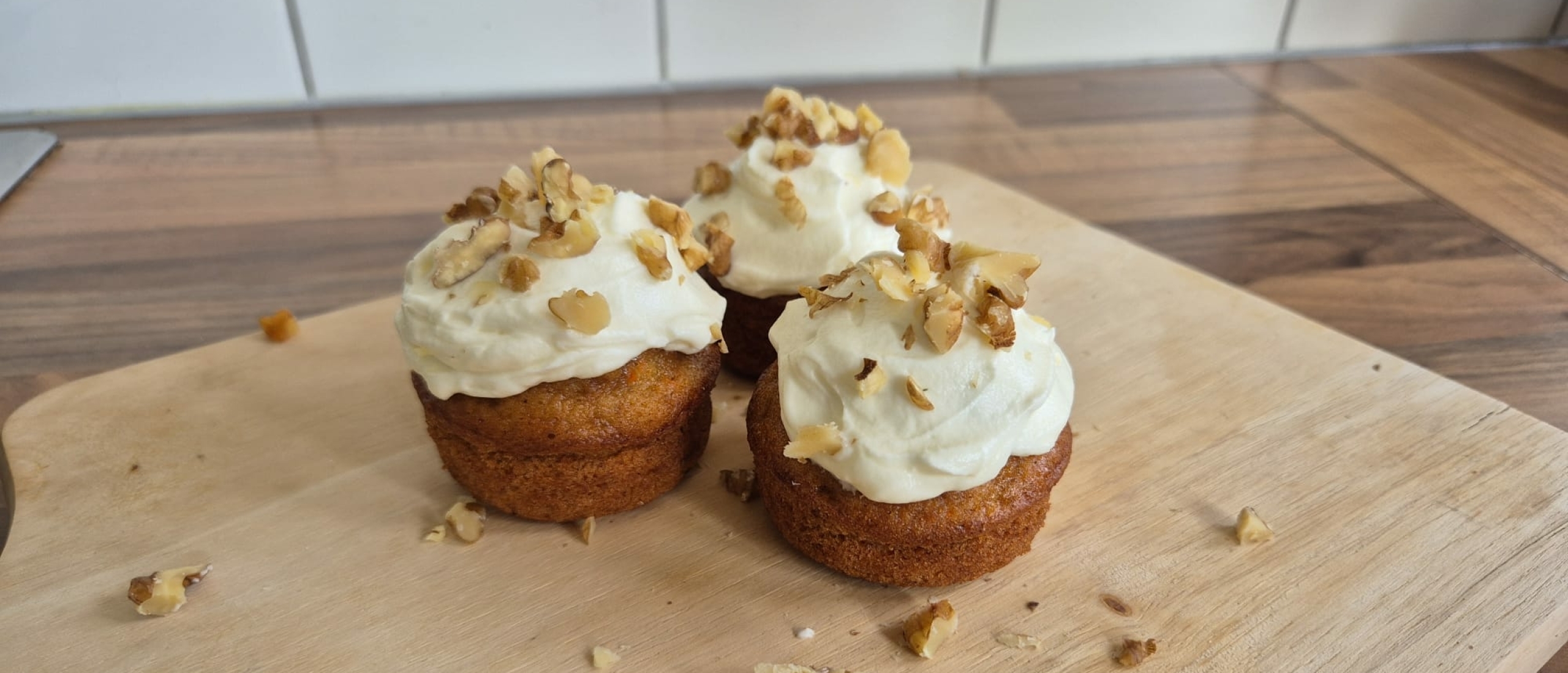 Carrot cake muffins met roomkaas botercreme en walnoten Recept aankomen Recepten gewichtstoename Tussendoortje Snack Calorierijk Carrot cake muffins met roomkaas botercreme en walnoten Recept aankomen Recepten gewichtstoename Tussendoortje Snack Calorierijk