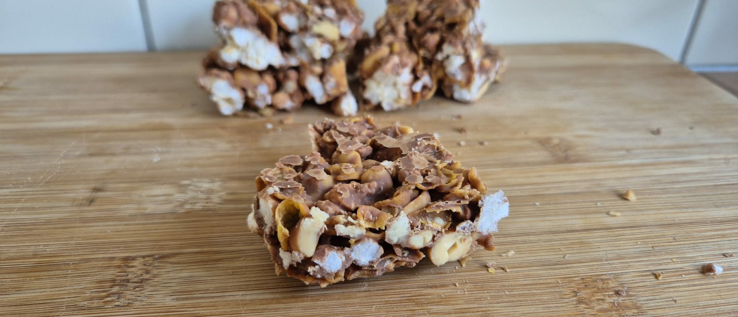 Crispy chocolade met gepofte rijst, cornflakes en gezouten pinda's Recpt gezond aankomen Recepten gewichtstoename Tussendoortje Snack Calorierijk