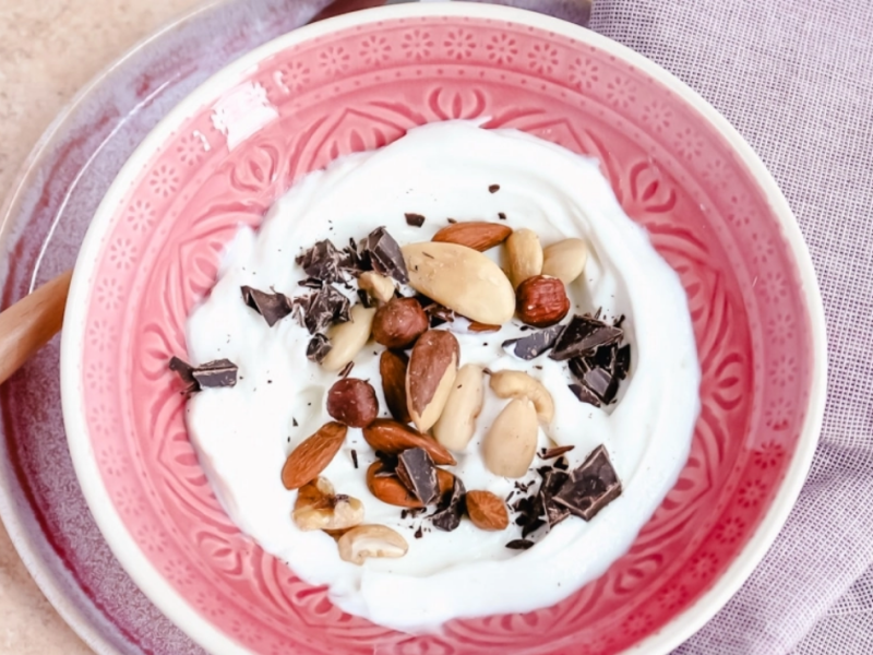 Yoghurt met noten & pure chocolade voedingsschema eetschema schema weekschema voorbeeldmenu gezond eten gezond aankomen recepten