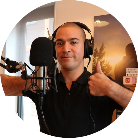 Tibor Olgers steekt zijn duim op tijdens het opnemen van de Groeivoer voor Ondernemers Podcast