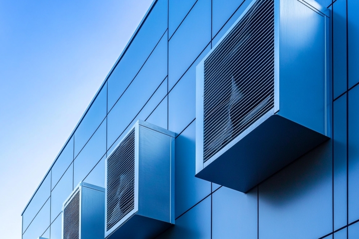 Grote buitenunits van een airconditioninginstallatie op de gevel van een bedrijfsgebouw