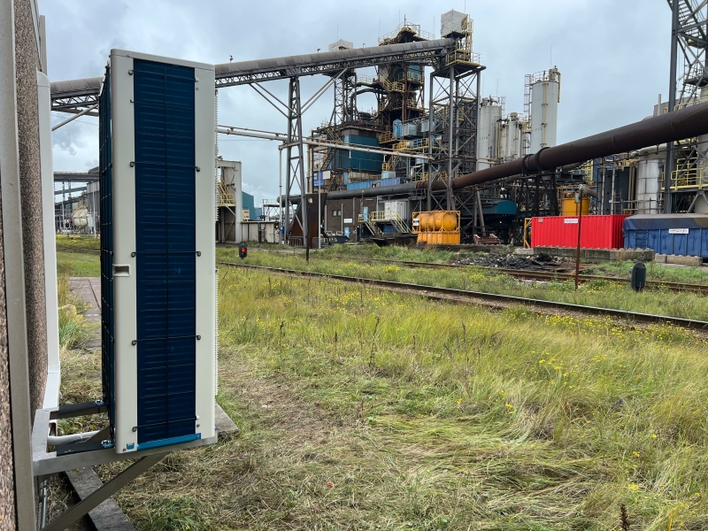 Industriële zakelijke airco-installatie met twee grote buitenunits gemonteerd aan een gevel in bedrijfsomgeving.