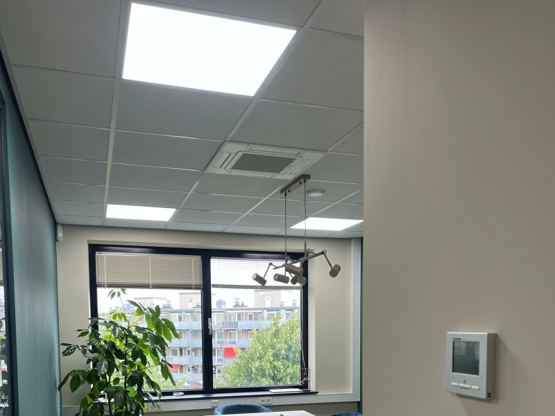 Moderne kantoorruimte met zakelijke cassette-airco in systeemplafond voor koeling en verwarming.