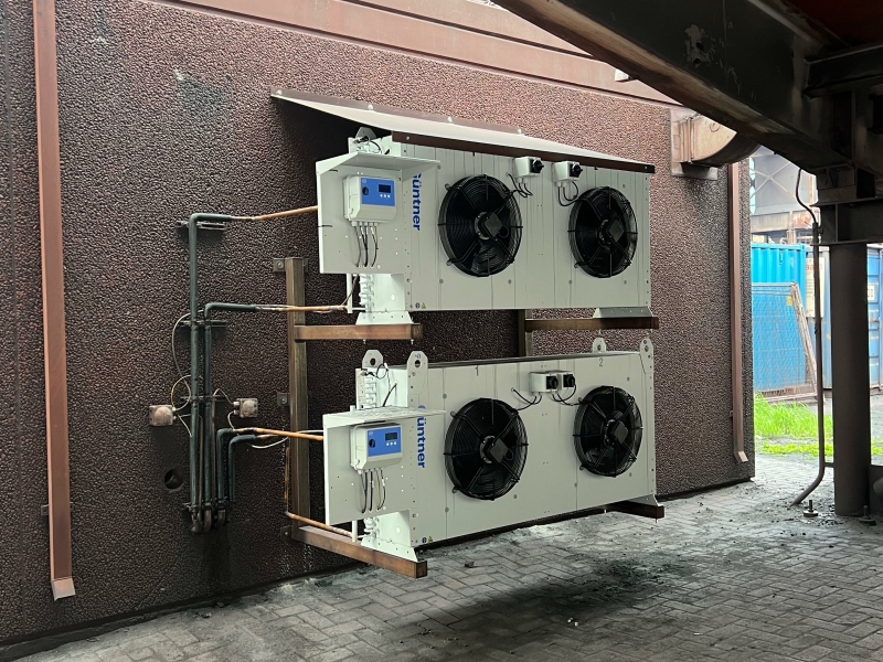 Zakelijke airco-installatie met kanaalunit in technische bedrijfsruimte voor stabiele klimaatbeheersing.