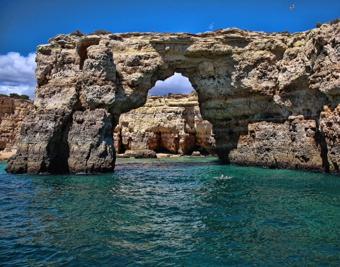 Kliffen in zee bij Portugal