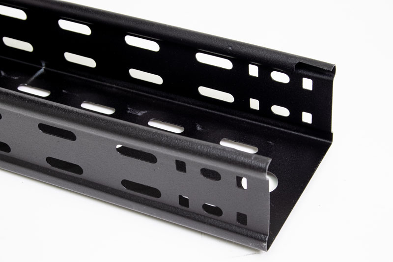 Metalen kabelgoot zwart Kabelgoot structuur zwart metaal 100mm breed 60mm hoog RAL9005 2 meter geperforeerd