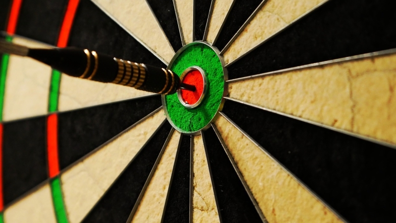 Dartboard met pijl in bullseye