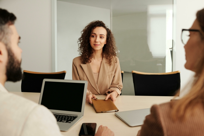 3 personen voeren doen een interview