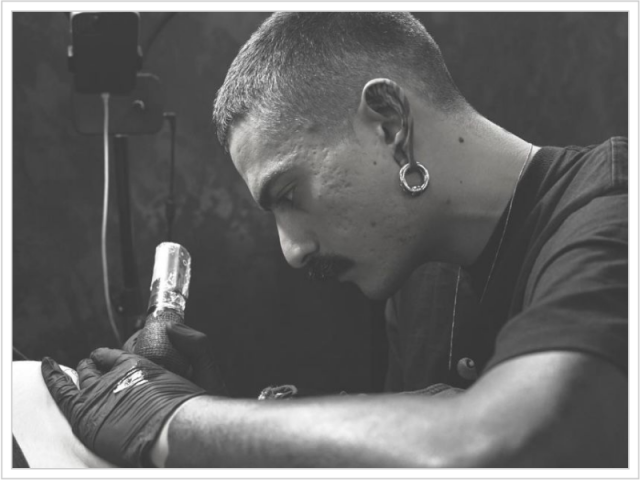 ovnee blackwork tattoo artiest