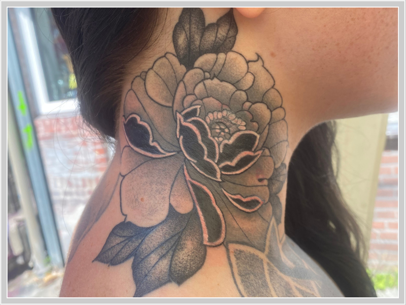 bloemen tattoo nek