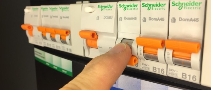 Hoeveel Watt op een groep en installatie automaat? P = U x I