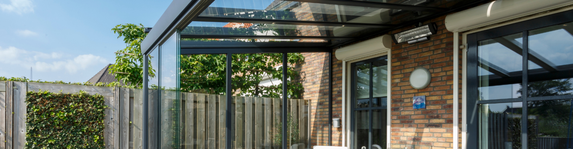 Terrasoverkappingen met glas en schuifwanden.