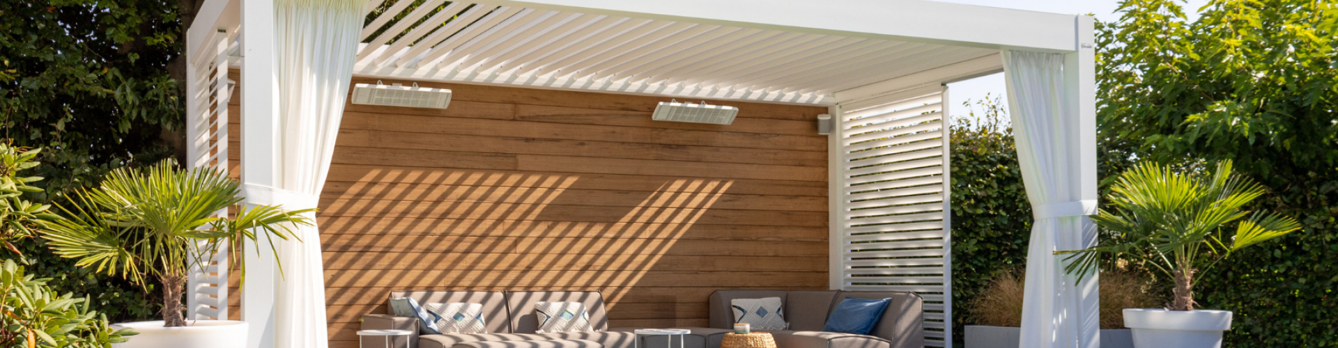 comfort aan het zwembad met een lamellendak