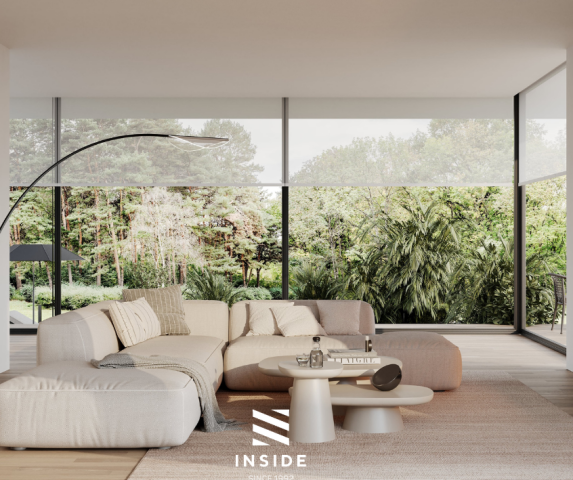 rolgordijnen in woonkamer licht doorlatende rolgordijnen