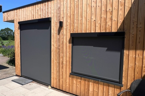Zonwering bij huis. Screens voor verkoeling