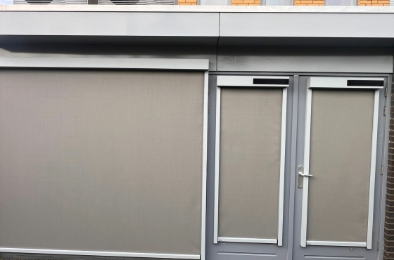 Screens in combi met solar motor Door de solarmotor ook op een deur screens geplaatst