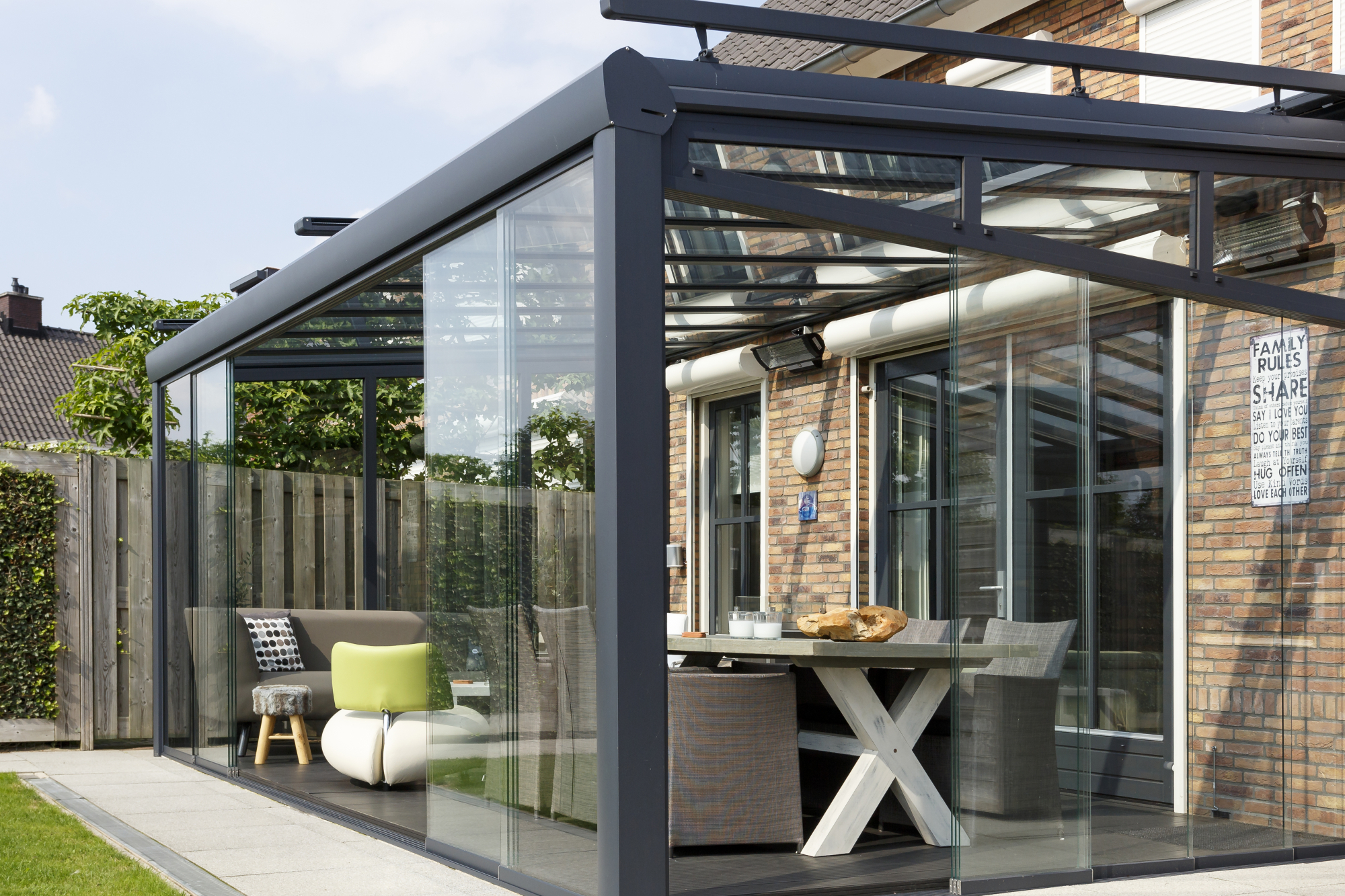 Genieten van tuin en terras met verandazonwering en overkapping Terrasoverkapping in combinatie met verandazonwering