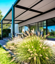 Regenbestendige pergola zonwering Tumba