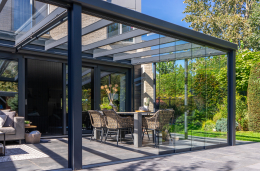 Terrasoverkapping Ledro met glazenschuifwanden.