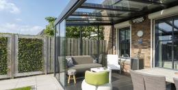 Terrasoverkapping voor het hele jaar plezier aan de tuin.