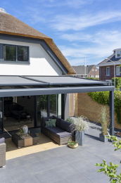 Genieten onder de overkapping dankzij de verandazonwering Oslo