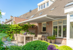 Schaduw op terras door zonnescherm Zonnescherm van Verano