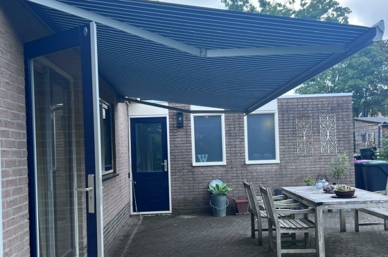 Zonwering en een schaduwrijk terras met een zonnescherm