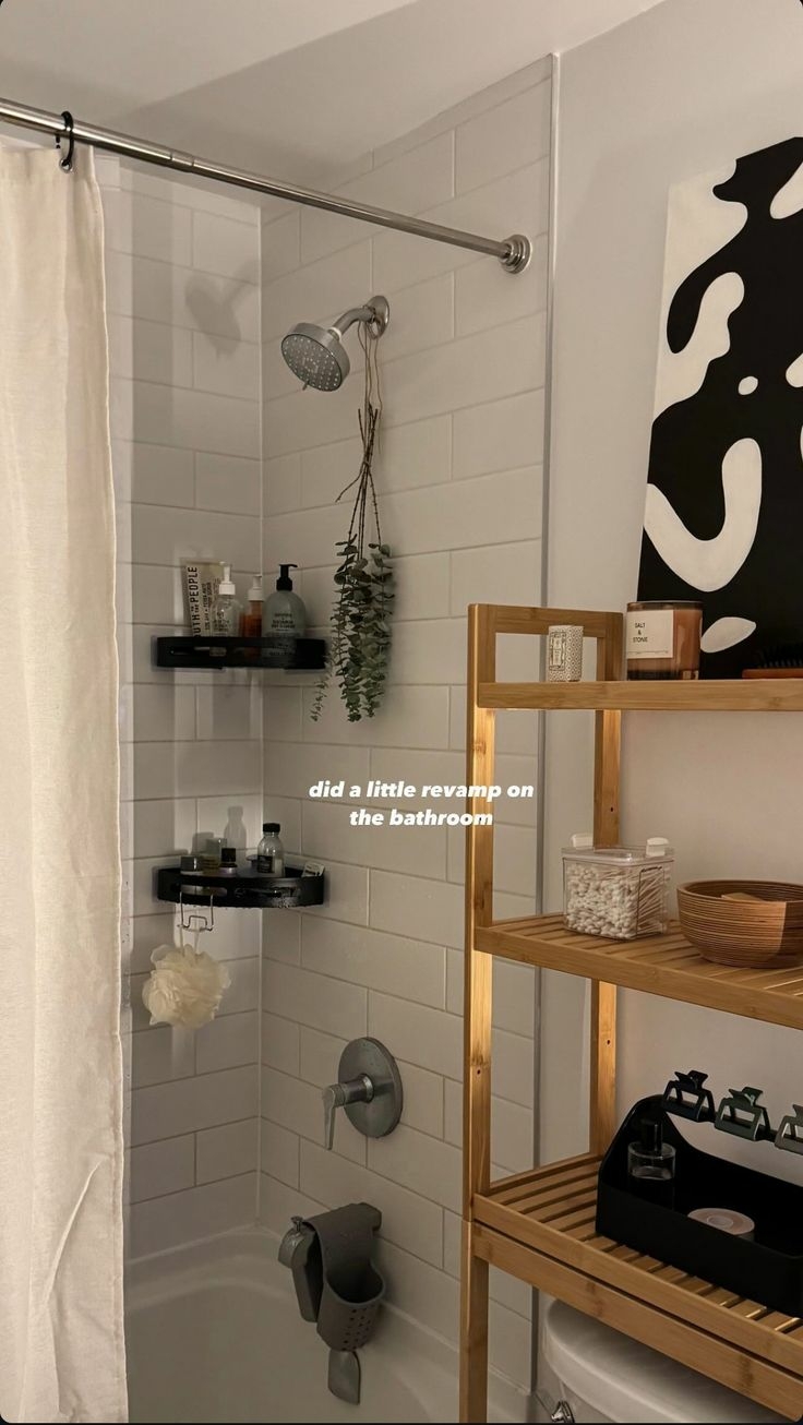 Kleine badkamer inspiratie met douche gordijn en japandi meubel