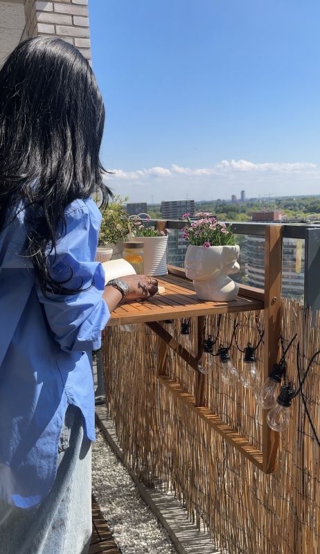 balkontafel van Action met plek voor koffie en planten
