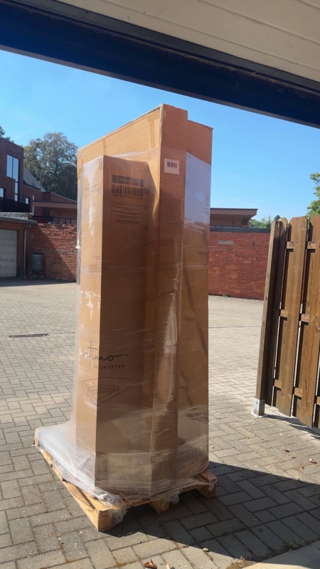 Action Japandi boxspring geleverd in drie dozen op een pallet Action Japandi boxspring geleverd in drie dozen op een pallet