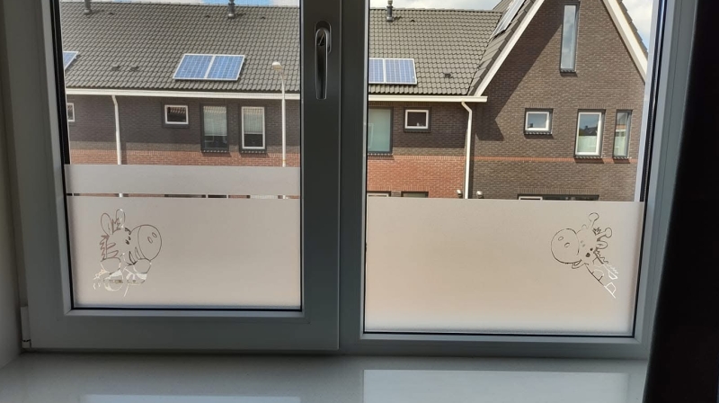 Action raamfolie met uitgesneden figuurtjes geeft extra privacy en een speelse uitstraling.