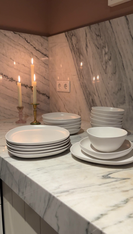 Action servies in rustige tinten wit en beige