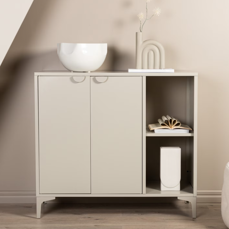 Danyella dressoir: stijlvol koffiekastje voor een warme koffiecorner Danyella dressoir in warme beige tint met open planken en gesloten opbergruimte, gestyled als koffiekastje in een koffiecorner