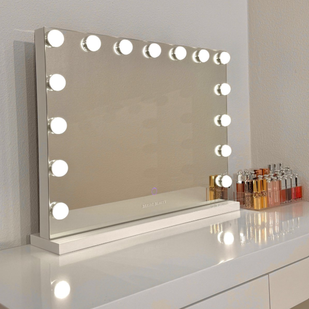 Hollywood make-up spiegel met verlichting bij IKEA vanity
