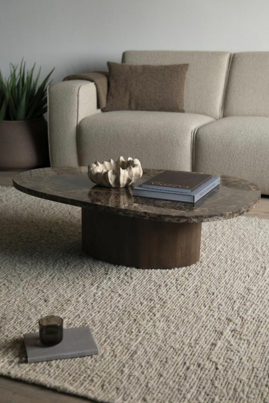 Bruine salontafel van marmer in woonkamer