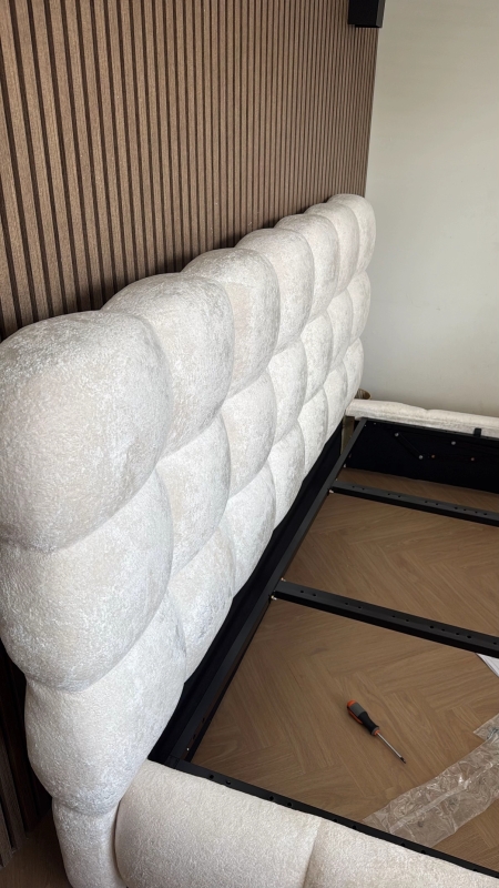 Crèmekleurige bekleding van de Action Japandi boxspring van dichtbij Crèmekleurige bekleding van de Action Japandi boxspring van dichtbij