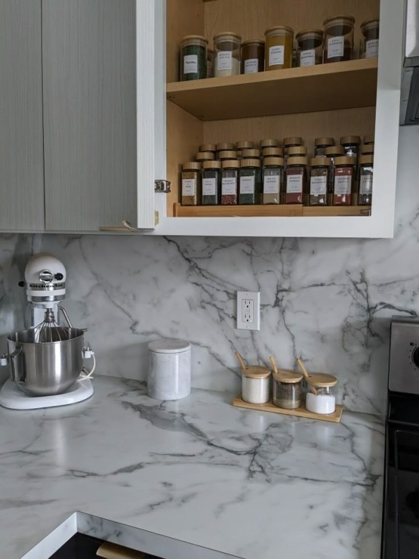 Glazen kruidenpotjes met houten deksel: in keukenkast