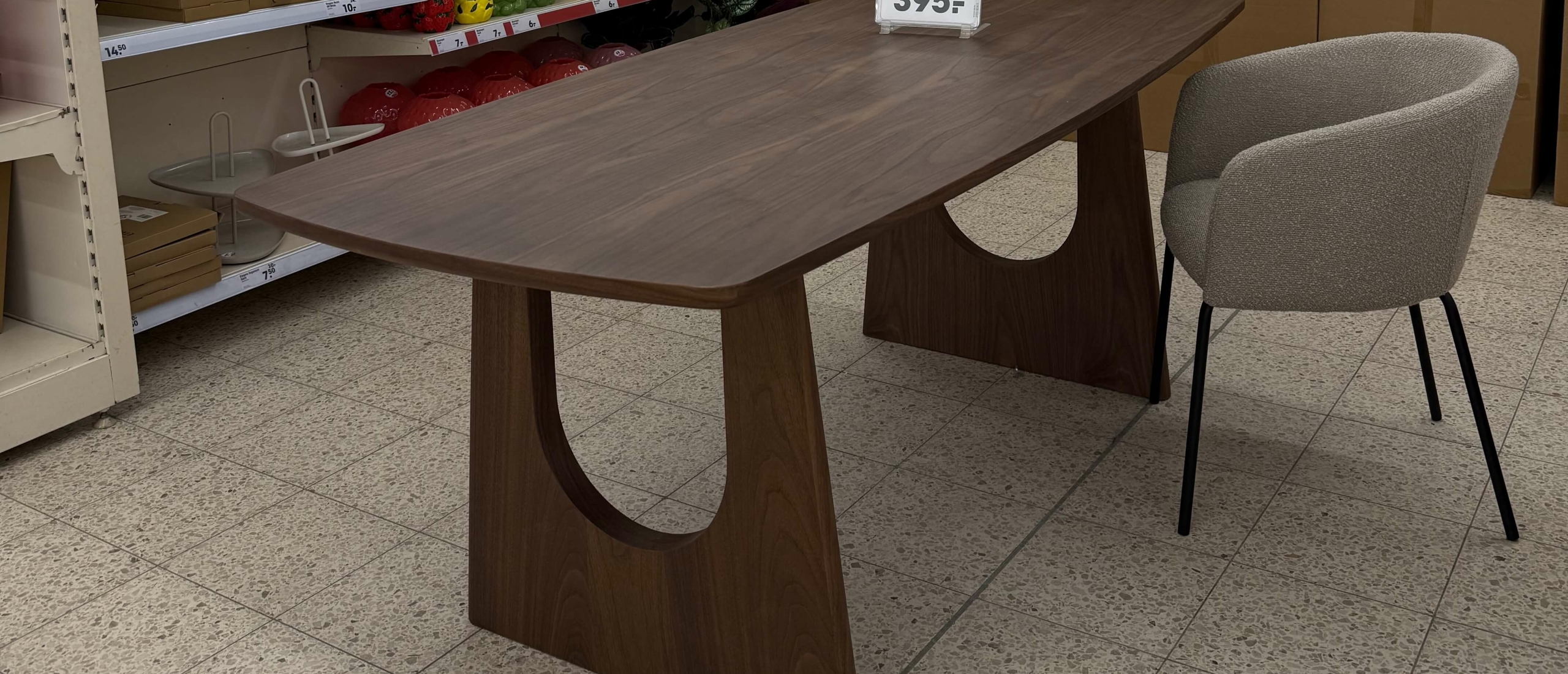 Ferrara! De walnoot tafel van Kwantum waar iedereen het over heeft