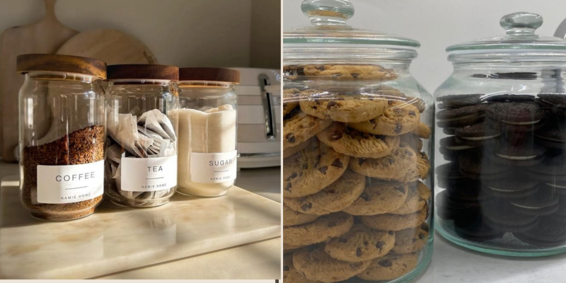 Glazen voorraadpotten in een koffiehoekje met koffiebonen, suiker en koekjes