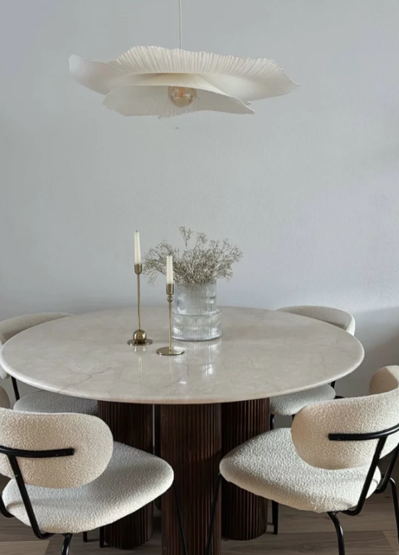 Mooie hanglamp boven ronde eettafel