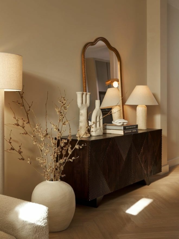 Houten dressoir in de woonkamer voor extra opbergruimte en sfeer