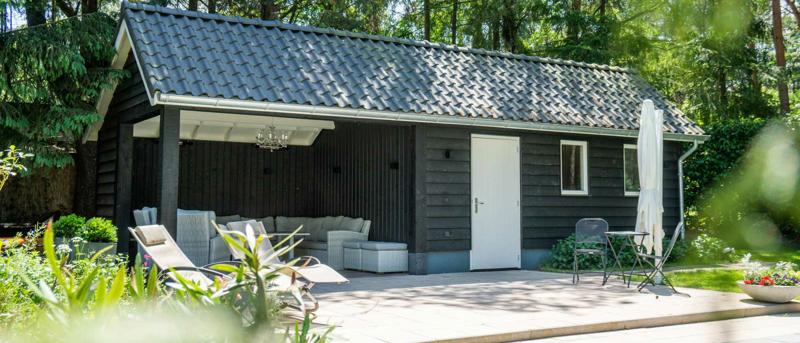Houten schuur in de tuin? Pak het gerust wat luxer aan
