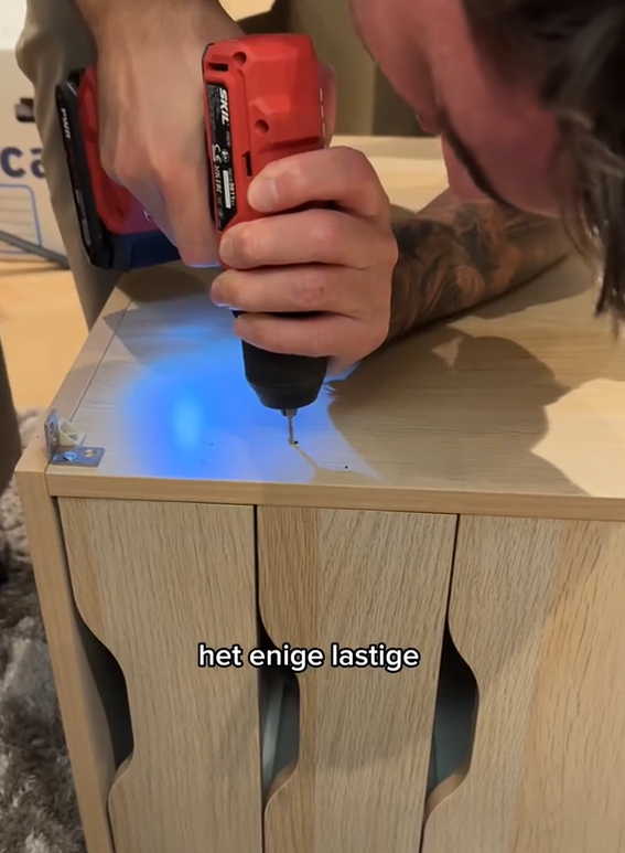 IKEA KOMPLEMENT rails gemonteerd in ALEX ladeblokken voor de uittrekbare plank van de vanity hack