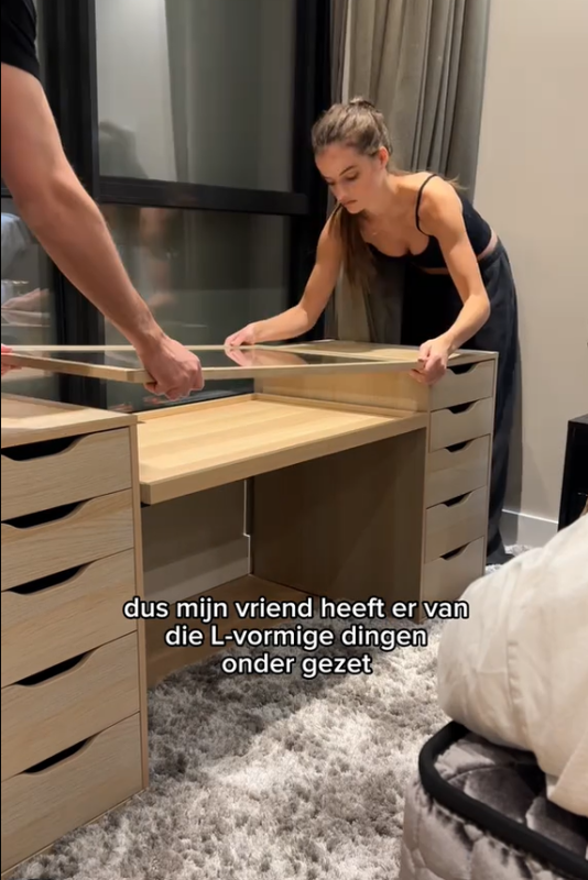 IKEA KOMPLEMENT glasplaat op ALEX ladeblokken om de IKEA kaptafel met glasplaat uit te lijnen