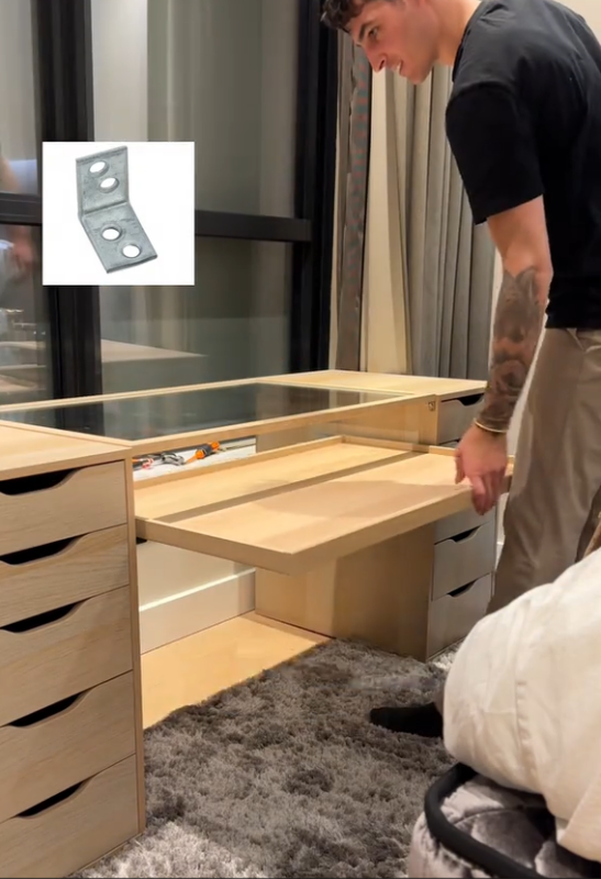 ersterkingshoekjes onder de glasplaat voor extra stevigheid bij de IKEA vanity hack met ALEX ladeblokken