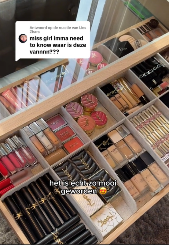 IKEA vanity hack met twee IKEA ALEX ladeblokken, uittrekbare plank en glasplaat als make-up tafel